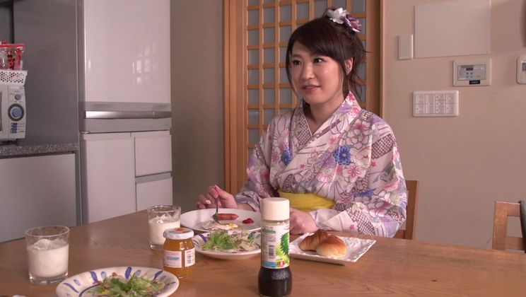 La ambrosíaca asiática Ryouka Shinoda en una escena XXX de eyaculación