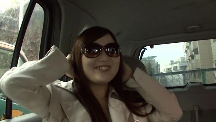 La adorable japonesa Serina con lencería muy sexy en un vídeo XXX al aire libre.