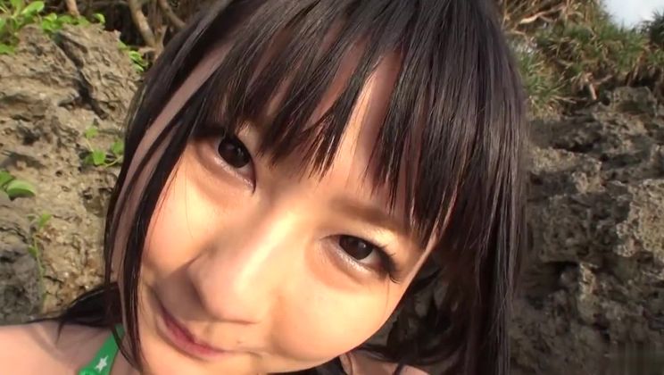 La ambrosíaca oriental Megumi Haruka ofrece una mamada mágica al aire libre.