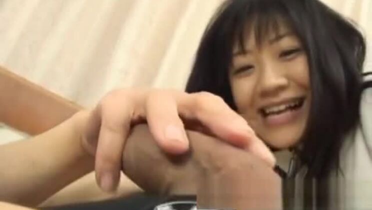 Hermosa puta japonesa con barba incipiente