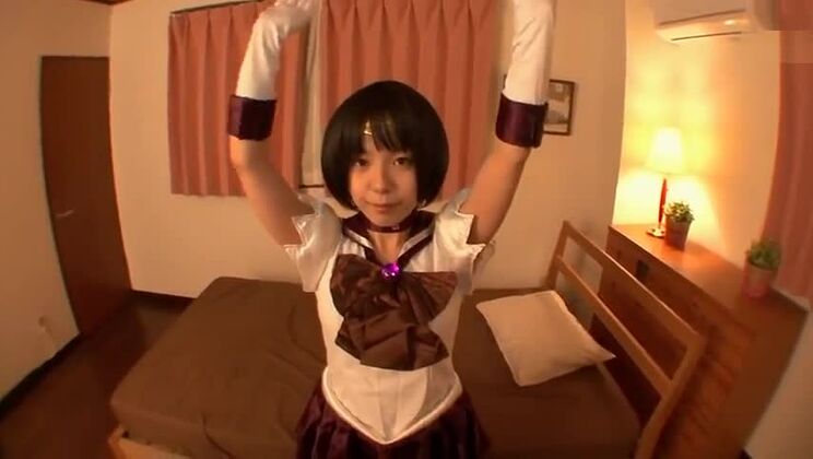 Una suprema prostituta asiática de pechos planos recibe una eyaculación en la cara.