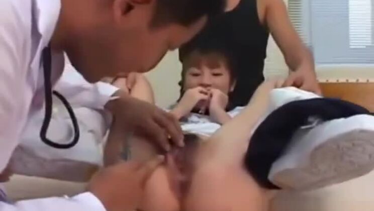 A la puta oriental picante le encanta el bukkake.