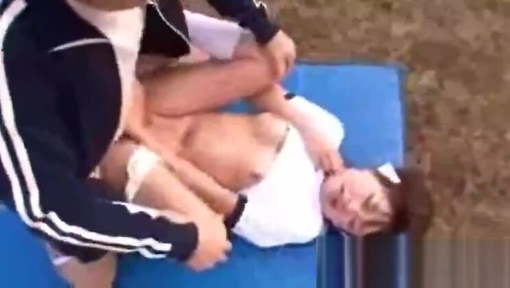 Adorable perra oriental en un vídeo de sexo duro de verdad