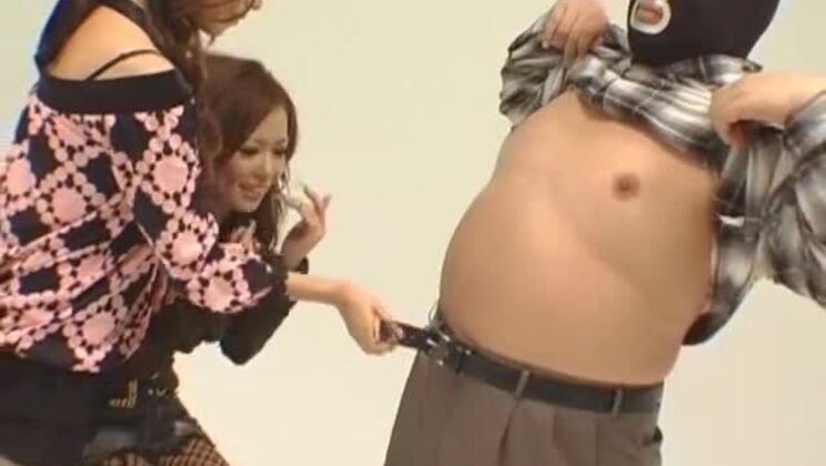 Hermosa perra japonesa protagonizando una increíble escena de sexo de dominación femenina.