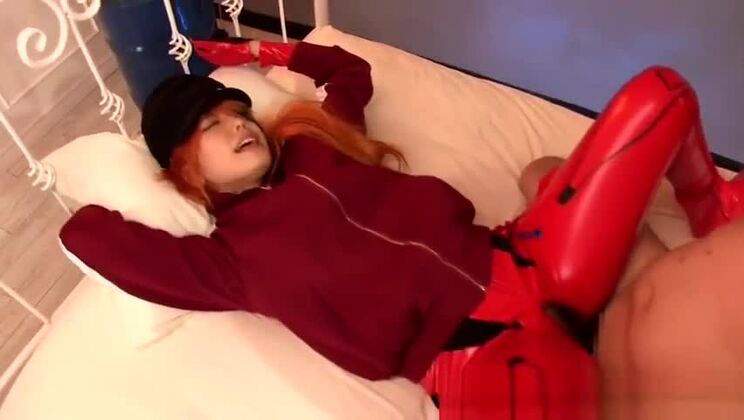 Hermosa perra oriental en una increíble actuación porno de masturbación.