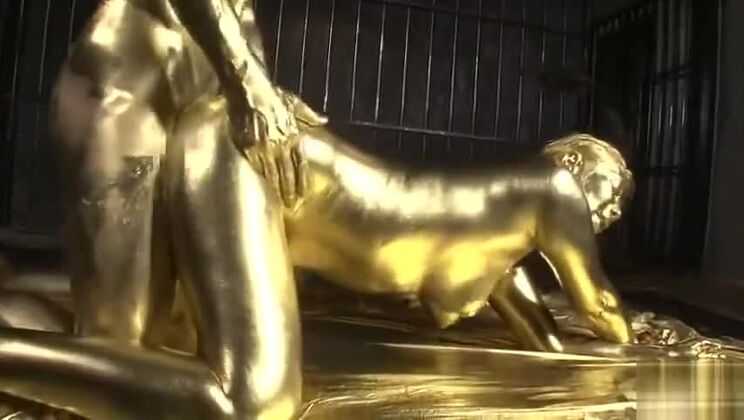 Atractiva dama japonesa realizando una actuación facial asombrosa