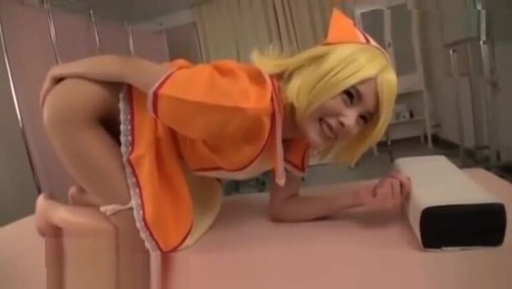 Atrevida dama oriental en hermoso cosplay porno