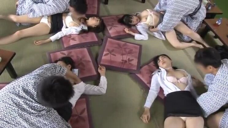 Mujer japonesa en vídeo porno bukkake