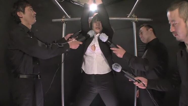 Una linda zorra japonesa en una película de sexo pervertida.