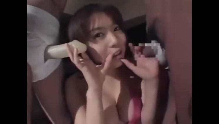 Maravillosa mujer oriental de pechos voluptuosos