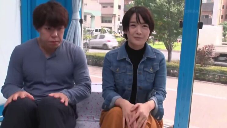 Chica asiática piadosa de pechos pequeños