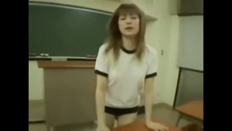 Una tentadora japonesa está recibiendo un bukkake masivo.