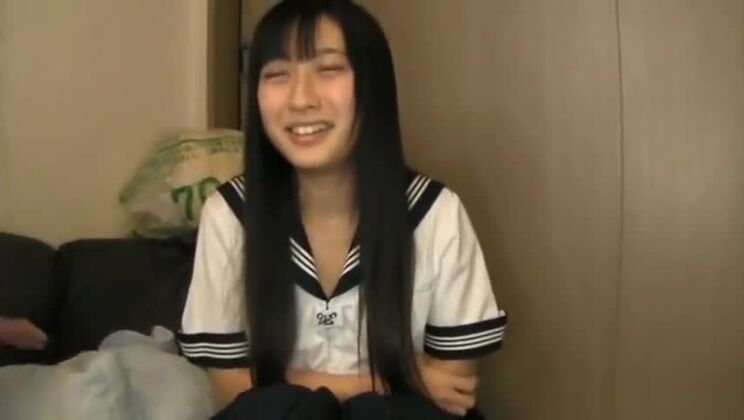 Seduciendo a una zorra japonesa, la golpearon con fuerza.