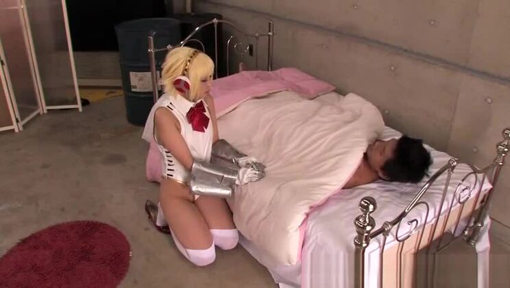 La japonesa Chika Arimura, de pechos pequeños, tiene una experiencia de cosplay XXX muy caliente.