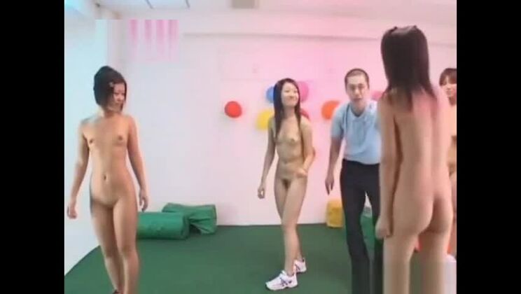 Encantadora japonesa en una escena porno muy explícita.