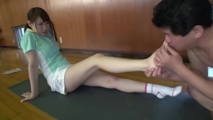 Una chica asiática guapa de pechos pequeños encarna su sueño fetichista.