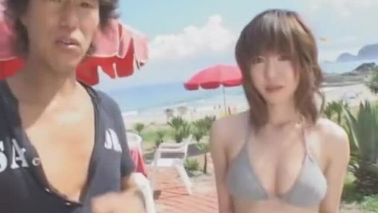 Atractiva japonesa huzzy fuera de casa