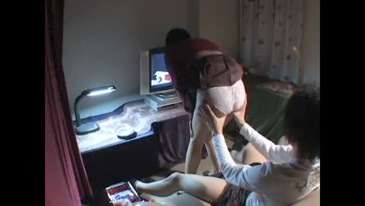 Una chica japonesa increíble es follada en un vídeo porno amateur.