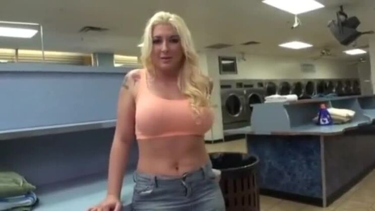 Increíble mujer oriental teniendo sexo amateur caliente en público