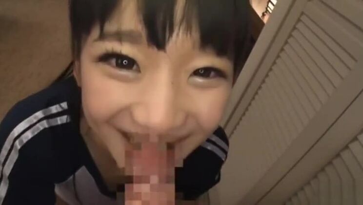 Hermosa japonesa de pecho plano en una hermosa película porno de cosplay