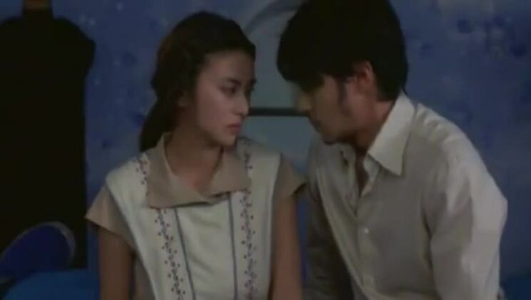 Una linda mujer oriental se divierte con un fetiche.