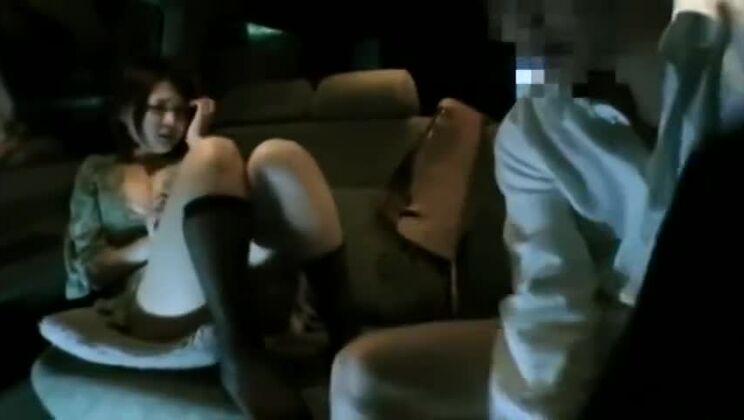 Una chica japonesa de otro mundo se divierte con un fetiche.