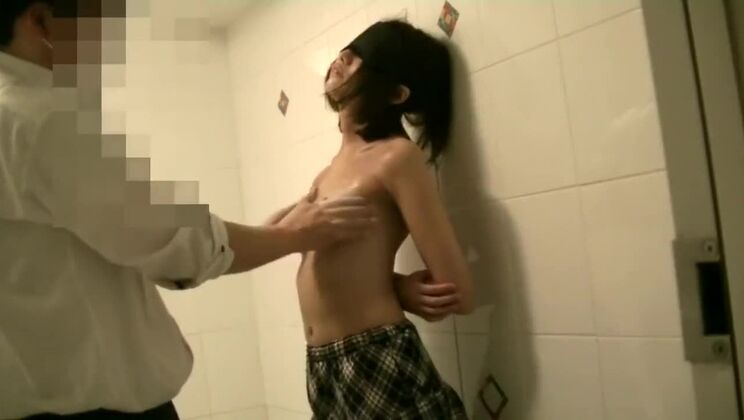 Hermosa dama oriental haciendo realidad sus fantasías fetichistas.