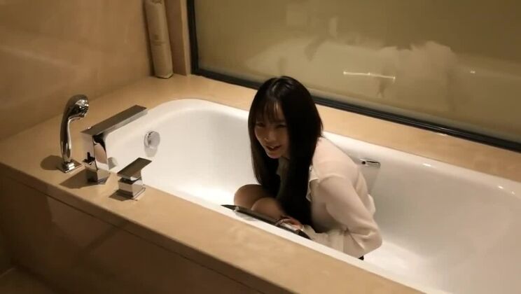 Maravillosa zorra oriental divirtiéndose con un fetiche.