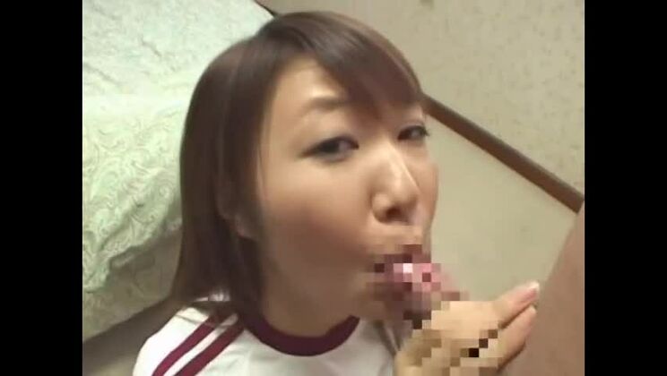 El atractivo japonés Ryo Kiyohara está pidiendo una eyaculación facial.