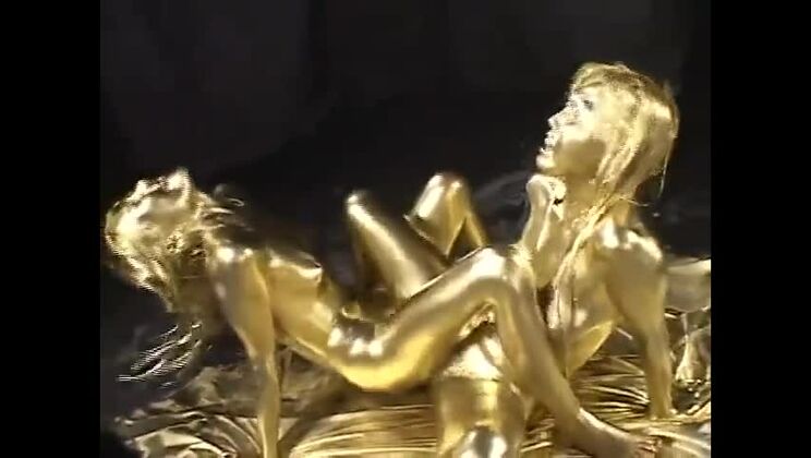 Puta asiática de aspecto atractivo en una divertida sesión de fetiches ultra glamurosa.