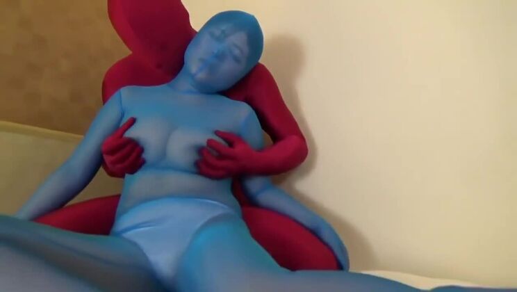 Mujer japonesa voluptuosa y sexy en un vídeo porno erótico