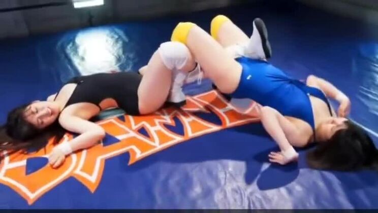 Una elegante chica japonesa hace realidad sus fantasías fetichistas.