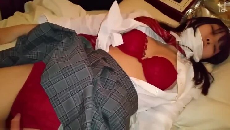 Tentadora chica asiática de pecho plano