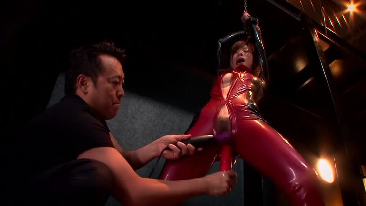 La voluptuosa y sensual japonesa Kaho Kasumi protagoniza un increíble vídeo porno de látex.