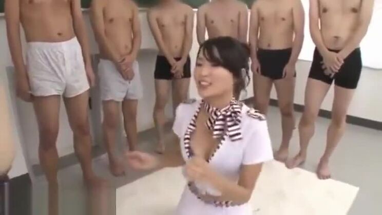 A la seductora japonesa le gusta divertirse con fetiches.