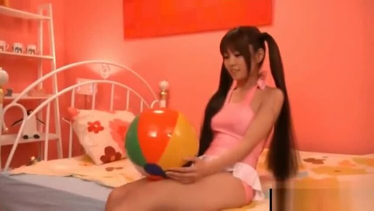 Una hermosa dama asiática asiste a una película XXX de cosplay.