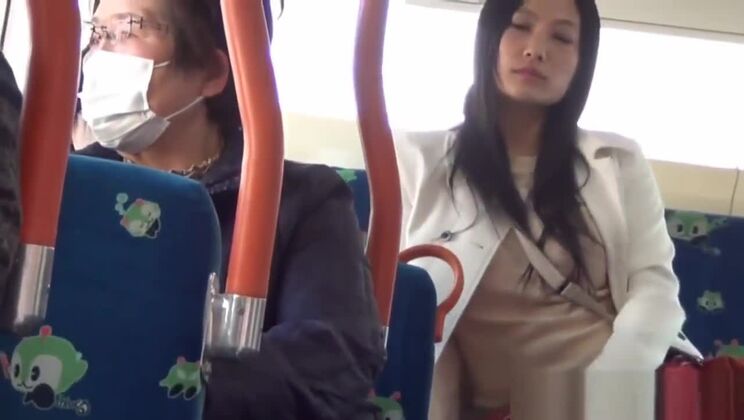 Chica oriental atractiva en público