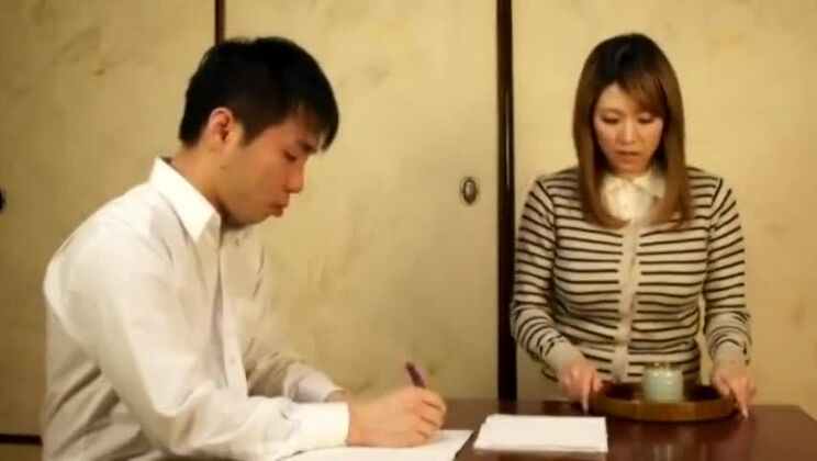 Impresionante chica japonesa de pechos voluptuosos en un vídeo porno fetichista