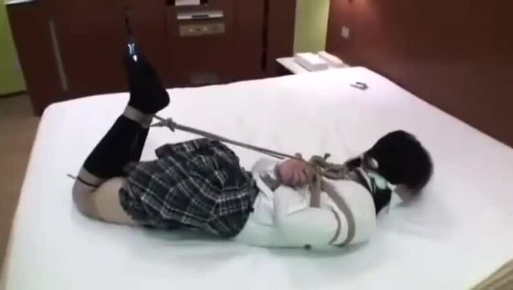 Admirable dama japonesa en una película porno fetichista.