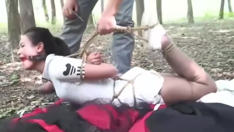 Increíble mujer oriental divirtiéndose con un fetiche.