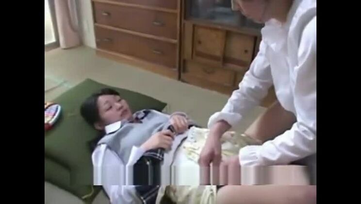 Encantadora dama asiática viviendo una experiencia fetichista inusual.