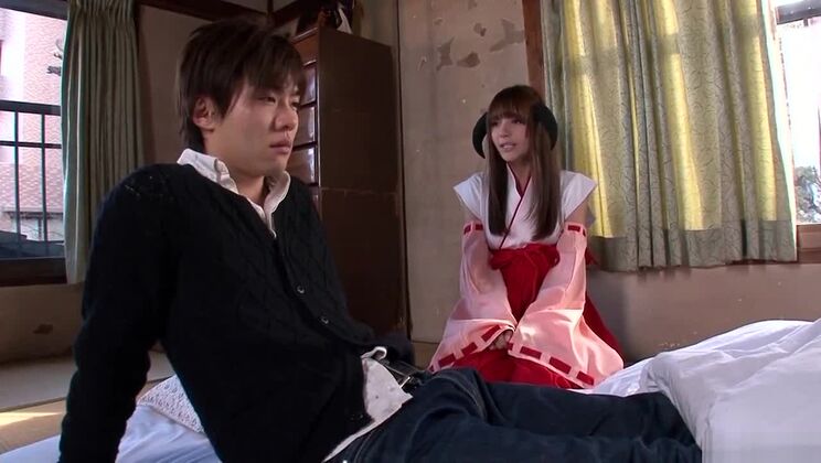 Una chica japonesa tranquila protagoniza un increíble vídeo porno de cosplay.