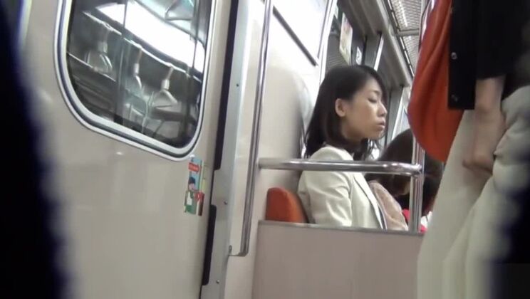 Una sexy prostituta japonesa protagoniza un vídeo porno orinando en público.