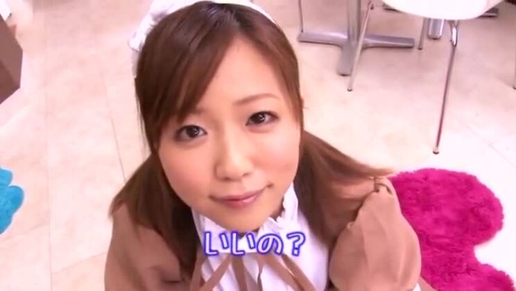 Perra asiática seductora de pechos pequeños protagonizando un increíble porno fetichista.