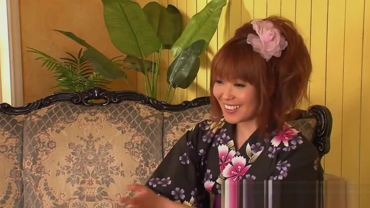 Deslumbrante mujer japonesa de tez morena