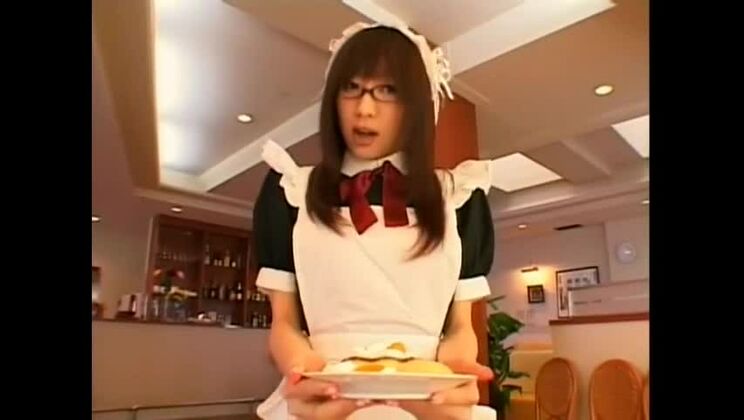 Hermosa prostituta japonesa en un lugar público