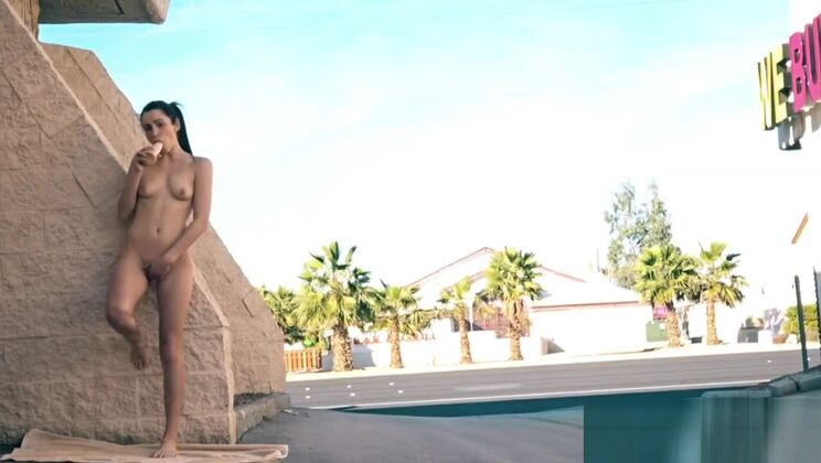 Encantadora ramera oriental de pecho plano al aire libre