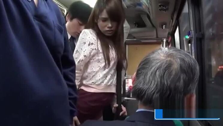 Una zorra asiática provocativa se mete los dedos en su agujero del amor en público.