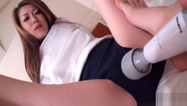 Hermosa japonesa en una escena hardcore desenfrenada