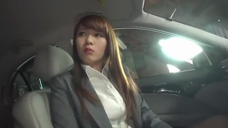 Increíble zorra oriental tomando una ducha de semen